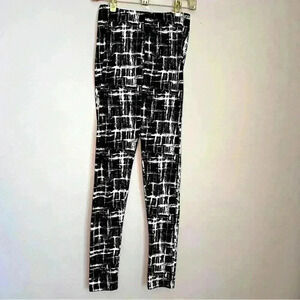 Gold Medal International Blk & Wht Pattern Leggings, Size S, EUC